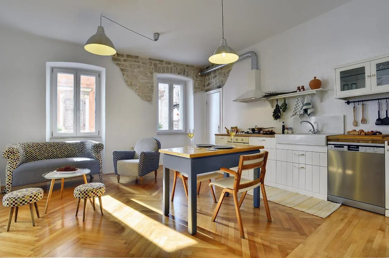 Apartments Forum 2 PUY 0*,